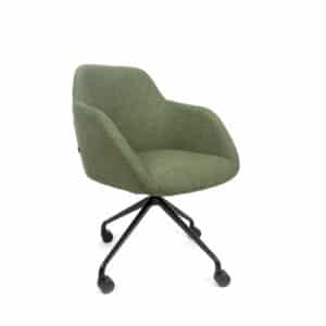 Witte achtergrond met daarvoor een vergaderstoel met een groene zitting. Een lage rugleuning. En zwarte kruisvoet met wielen. Dit is de vergaderstoel Rome Markant.