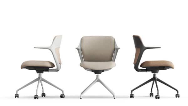 Drie vergaderstoelen van het model Ofy op een rij.