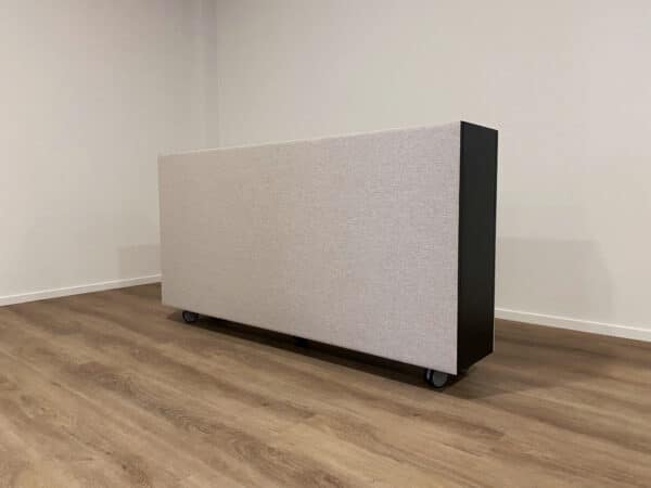 Verrijdbare plantenbak voor kantoor met lichtgrijze akoestische panelen op de voor- en achterkant. Met zwart hout in het midden.