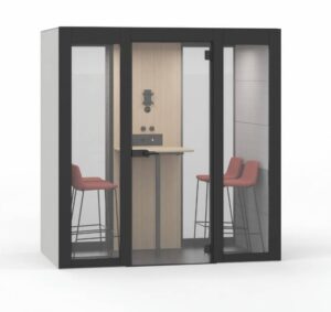 Geluidsdichte cabine voor vier personen met hoge vergadertafel en barkrukken.