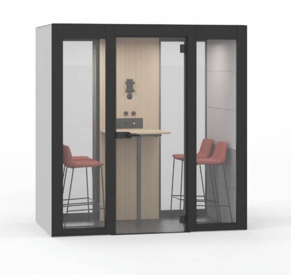 Geluidsdichte cabine voor vier personen met hoge vergadertafel en barkrukken.