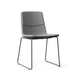 Slede vergaderstoel Twist & Sit met grijze stoffering en zwart stalen framepoten.