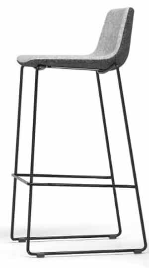 Hoge barkruk Twist & Sit met een zithoogte van 64 cm een zwart metalen frame en grijze zitting.