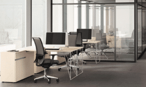 Kantoorruimte met een hoekbureau met een licht houten bureaublad.