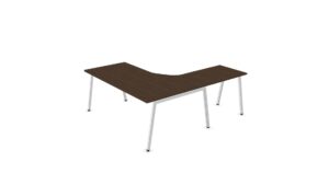 Hoekbureau met aluminium poten en een donker houten bureaublad.