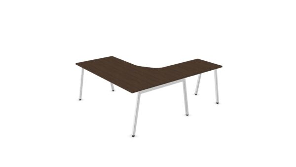 Hoekbureau met aluminium poten en een donker houten bureaublad.