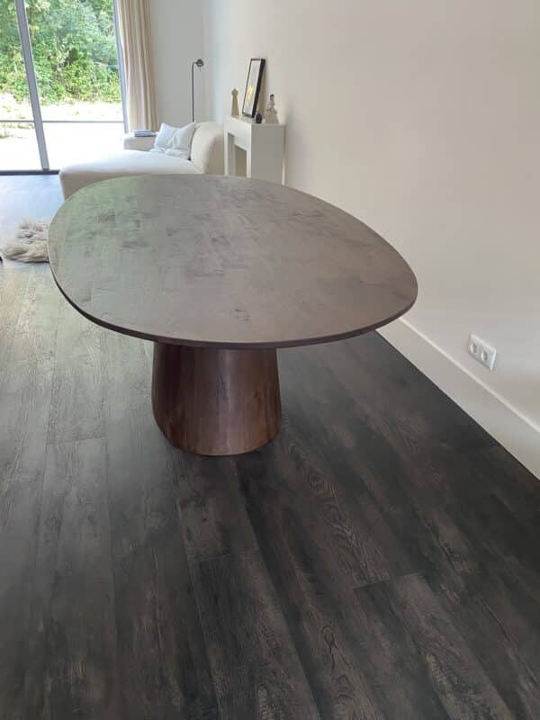 Gebruikte eettafel in donker hout en met afgeronde hoeken.