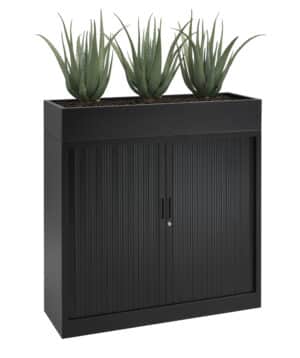 zwarte roldeurkast met zwarte plantenbak met planten