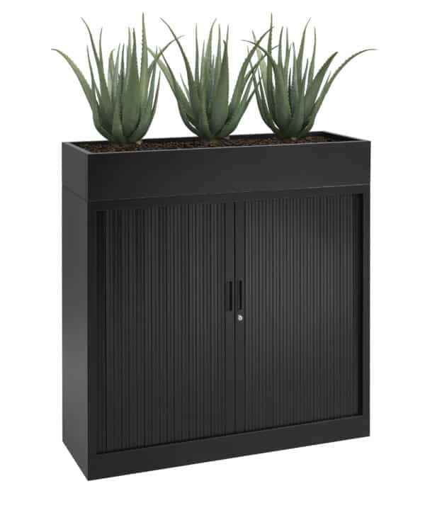 zwarte roldeurkast met zwarte plantenbak met planten