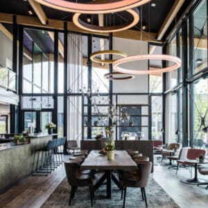 Restaurant Blossom met een grote vergadertafel erin. 