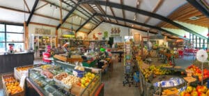 Binnenkant van de boerenwinkel met allerlei fruit en groenten. 