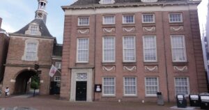 Buitenkant van het Flipje Museum met links de toegangspoort van Tiel. 