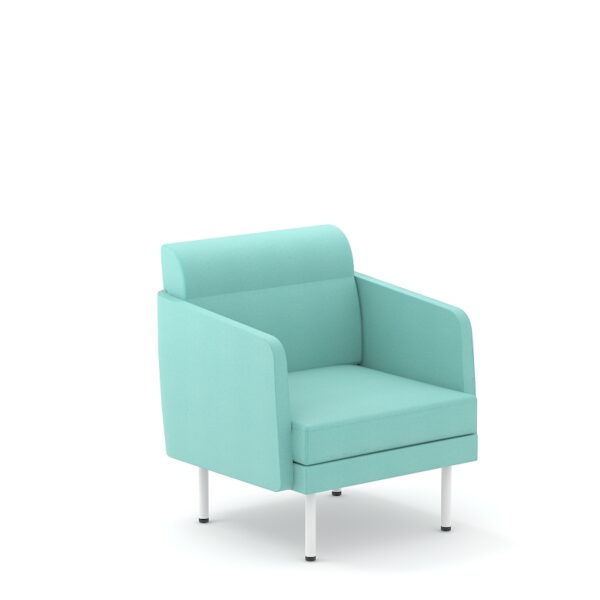 Groenblauwe loungestoel met een vierkant model en lage rug.