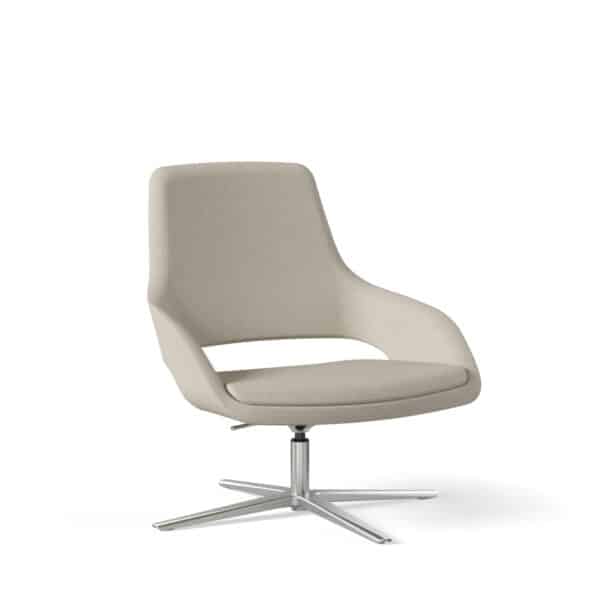 Zandkleurige loungestoel met een aluminium kruispoot.