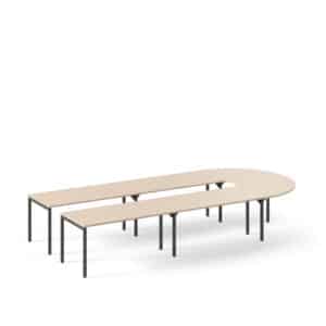 Grote U-vorm vergadertafel met een licht houten blad en zwarte rechte poten eronder.