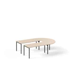U-vorm vergadertafel met een licht blad en zwarte rechte poten eronder.