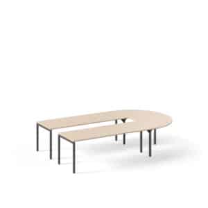 U-vorm vergadertafel met een licht houten blad en een zwart onderstel met rechte poten.