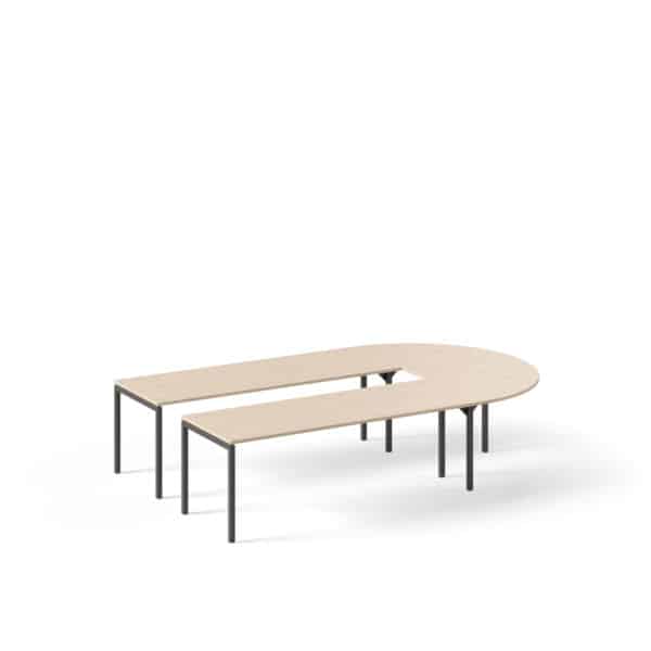 U-vorm vergadertafel met een licht houten blad en een zwart onderstel met rechte poten.
