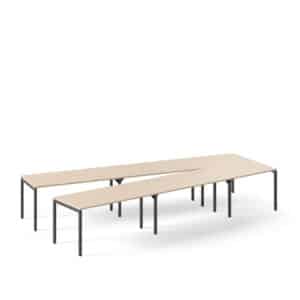 Grote V-vorm vergadertafel voor 10 personen met licht blad en zwarte rechte poten.
