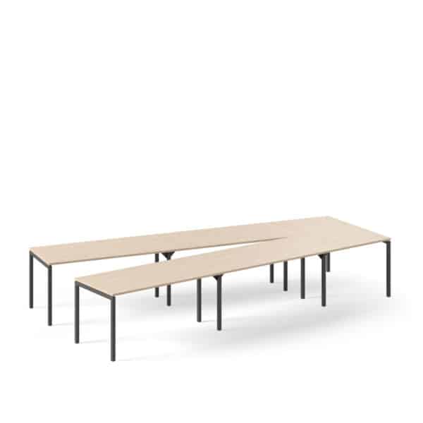 Grote V-vorm vergadertafel voor 10 personen met licht blad en zwarte rechte poten.