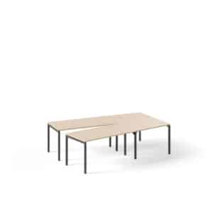 V-vorm vergadertafel met een licht blad en een zwart onderstel met rechte poten.