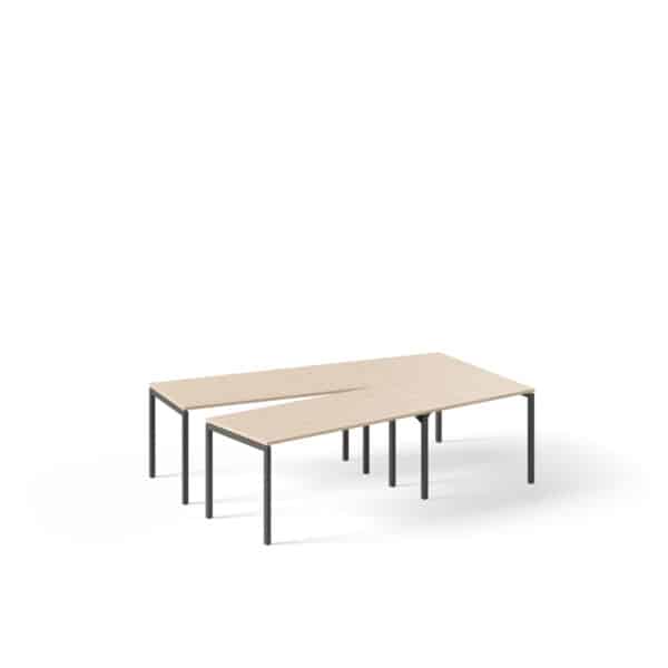 V-vorm vergadertafel met een licht blad en een zwart onderstel met rechte poten.