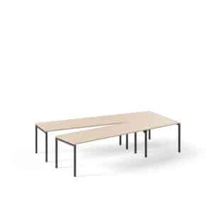 V-vorm vergadertafel met een licht houten blad en zwarte rechten poten.
