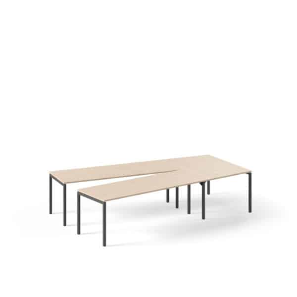 V-vorm vergadertafel met een licht houten blad en zwarte rechten poten.