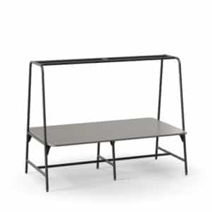 Grote vergadertafel round met een zwart frame eromheen.