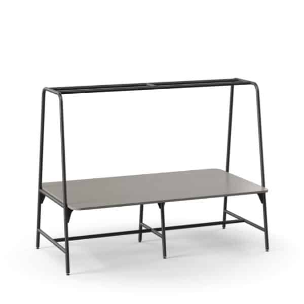 Grote vergadertafel round met een zwart frame eromheen.