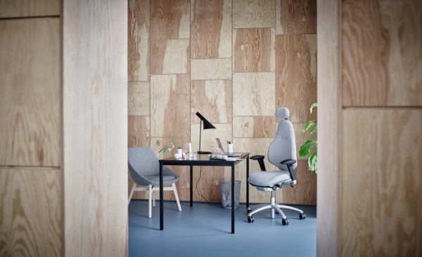 grijze bureaustoel RH Mereo 220 Black Edition in een kamer