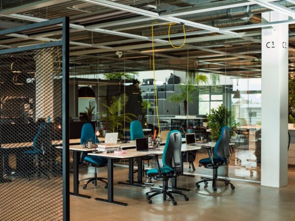 4 goene bureaustoelen RH Mereo 220 Black Edition rondom tafel