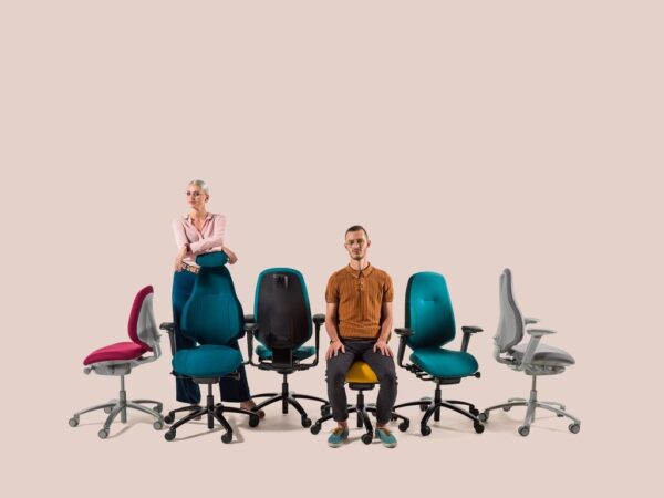6 bureaustoelen RH Mereo 220 Black Edition met 1 iemand zittend, 1 iemand staand achter de bureaustoelen