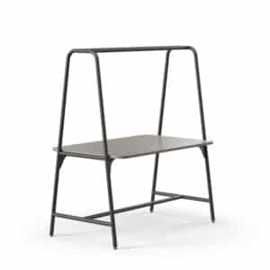 Hoge vergadertafel met een zwart frame en een zwart blad.