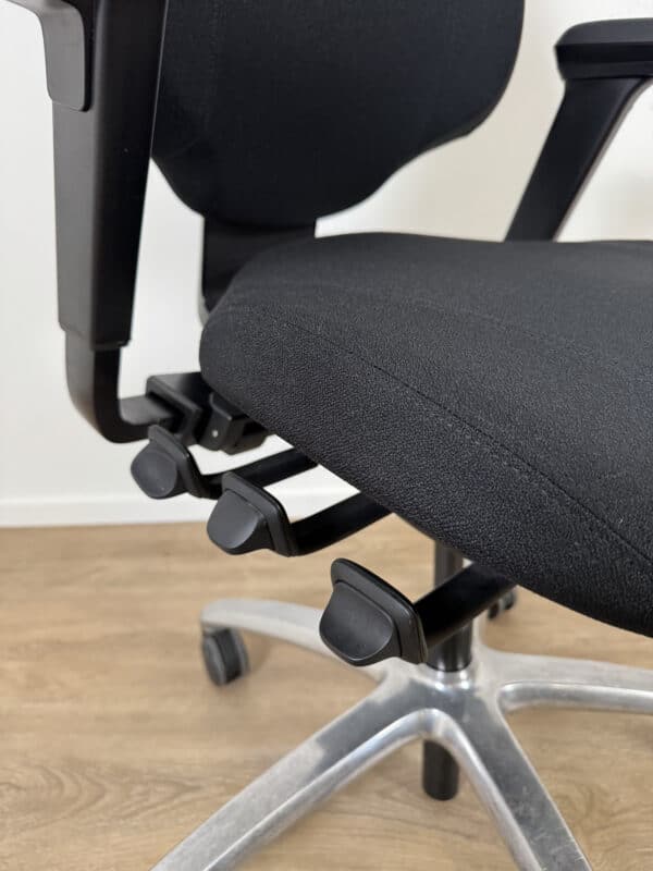 Gebruikte bureaustoel RH Mereo 220 Black Edition dichtbij shot