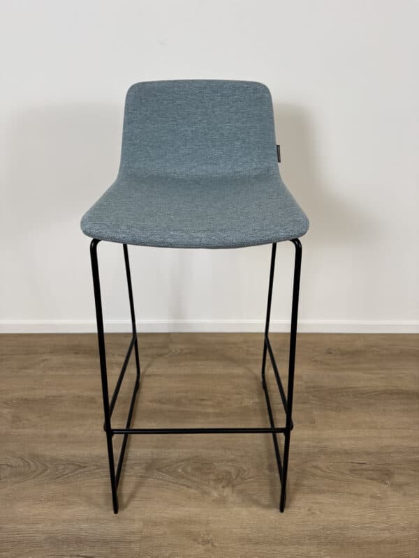 Barkruk Twist&Sit zithoogte 74cm grijs met zwart frame voorkant