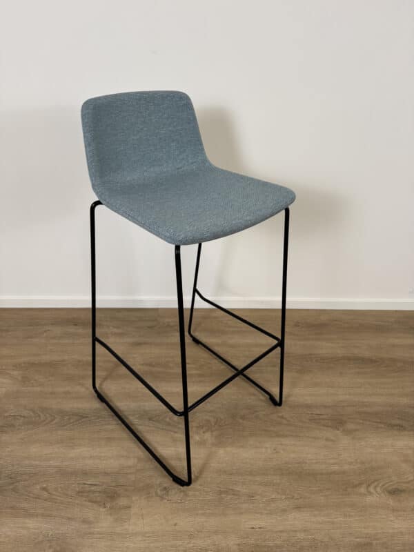 Barkruk Twist&Sit zithoogte 74cm grijs met zwart frame linkshoogschuinvoor