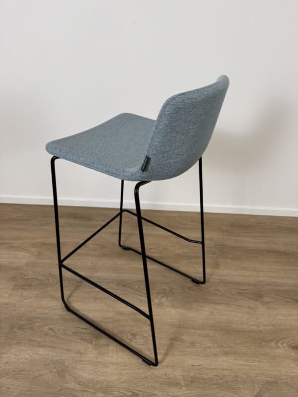 Barkruk Twist&Sit zithoogte 74cm grijs met zwart frame rechtsschuinachterkant