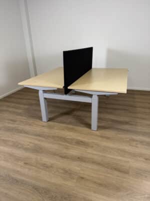 Dubbel bureau tweedehands met aluminium poot, lichte bladen en zwart akoestisch paneel.
