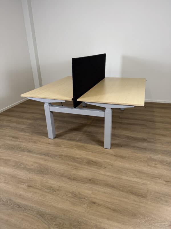 Dubbel bureau tweedehands met aluminium poot, lichte bladen en zwart akoestisch paneel.