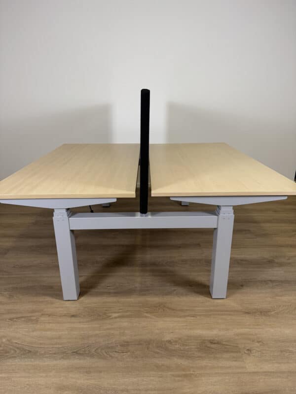 Tweedehands duo bureau met licht blad, zwart akoestisch paneel en alu poot.