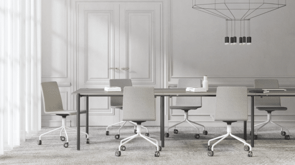 Klassiek moderne vergaderruimte met lichte vergaderstoelen eromheen.