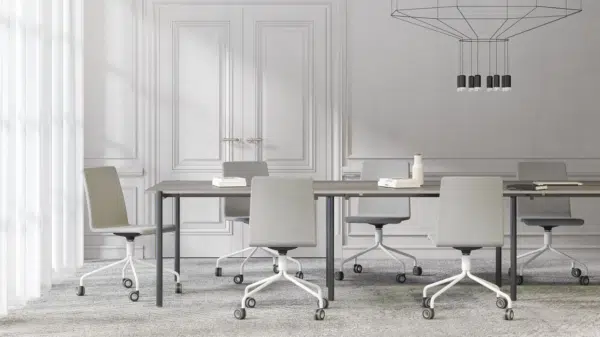 Klassiek moderne vergaderruimte met lichte vergaderstoelen eromheen.