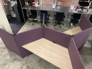 SHOWROOMMODEL 3 persoons akoestische werkplek V-shape