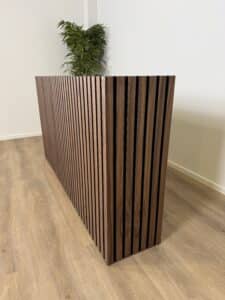 Houten plantenbak met vilt als ondergrond.