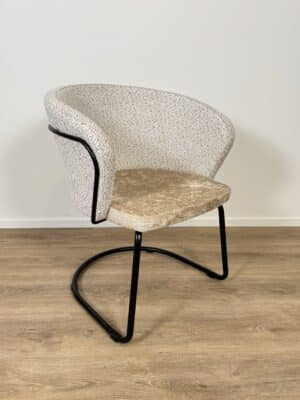 Kantinestoel met zandkleurige rugleuning en gele zitting met sledeframe.