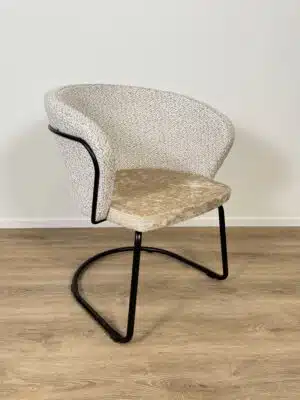 Kantinestoel met zandkleurige rugleuning en gele zitting met sledeframe.