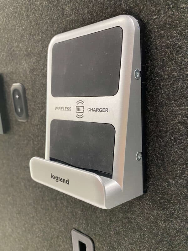 Draadloze oplader in akoestische werkplek.