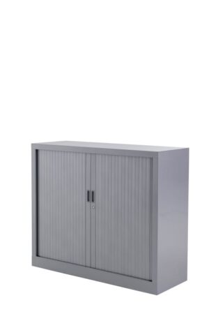 Lage roldeurkost in aluminium met zwarte handvaten.