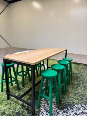 Gebruikte bartafel met 6 barkrukken